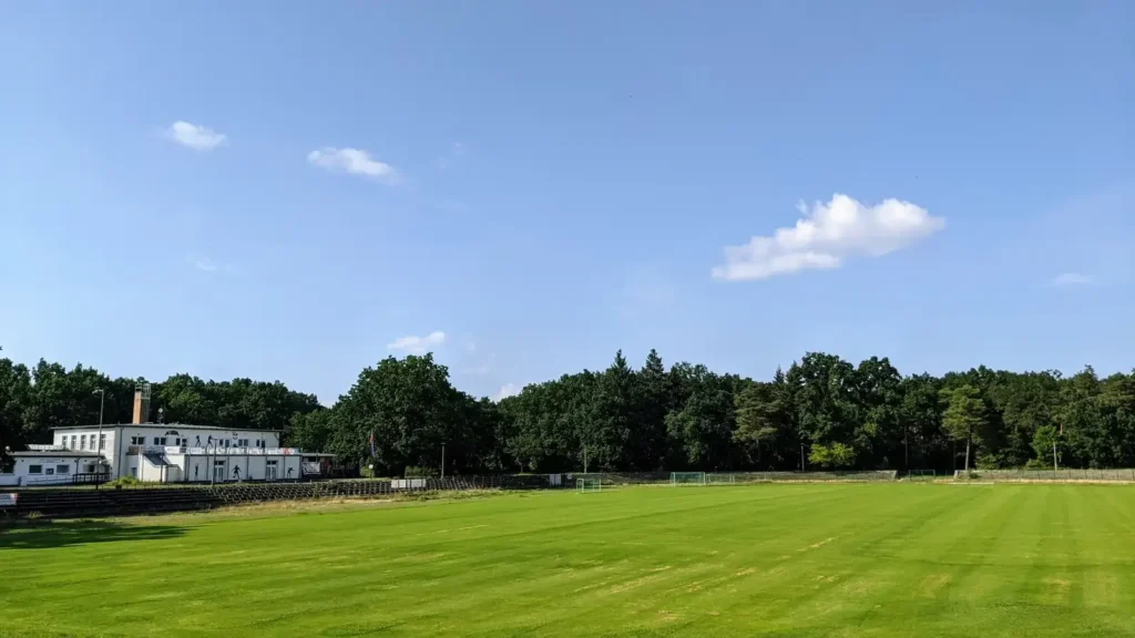 Große Wiese mit Sportfeld im Volkspark Wuhlheide in Oberschöneweide an einem Sommertag