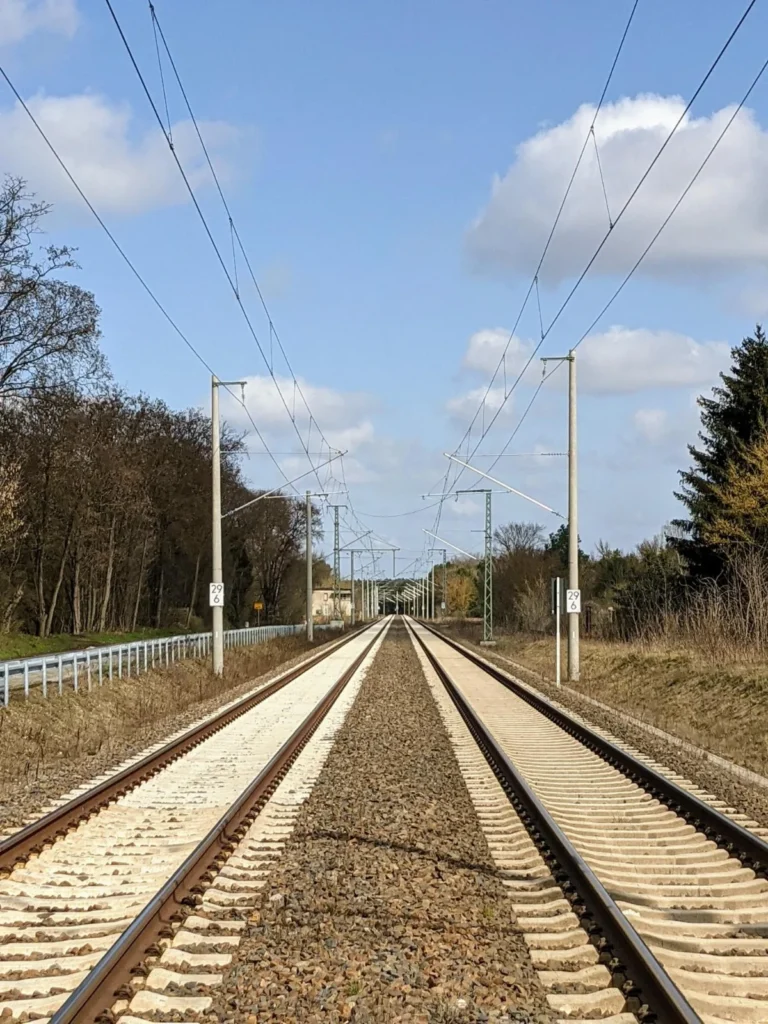 Gleise der Bahnstrecke beim Bahnhof Sachsenhausen (Nordb)