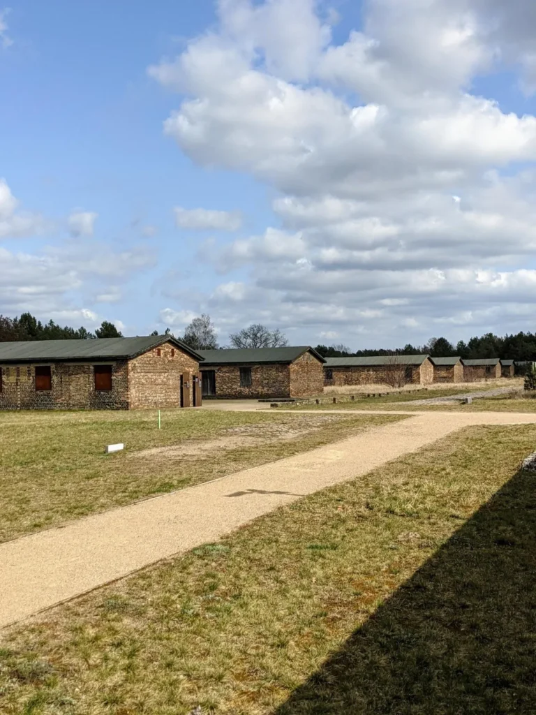 Steinbaracken des früheren sowjetischen Speziallagers am Nordrand der Gedenkstätte Sachsenhausen
