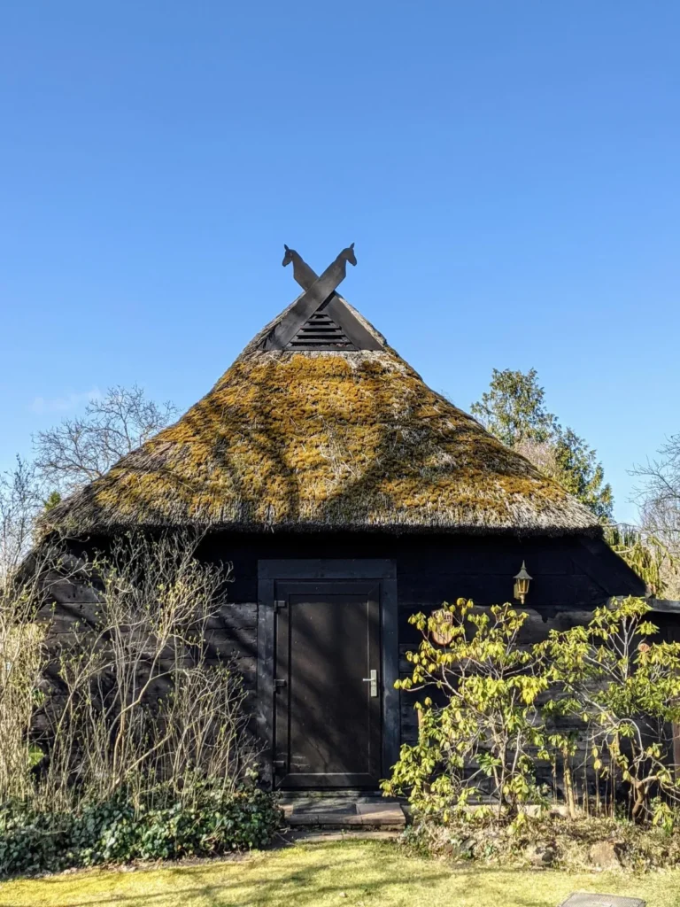 Reetgedecktes Holzhaus des Bildhauers Wilhelm Groß, die Strohkirche, in der Obstbausiedlung Eden in Oranienburg