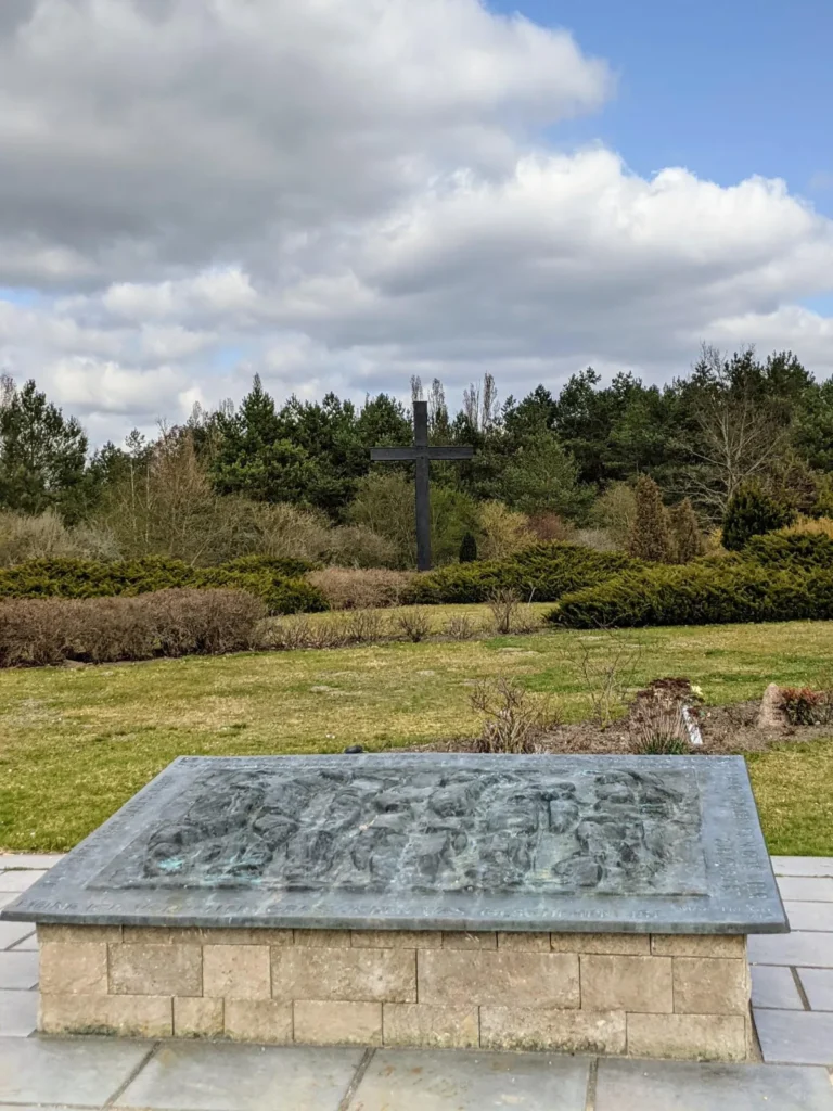 Kreuz und Bronzerelief am Gräberfeld des sowjetischen Speziallagers in Sachsenhausen