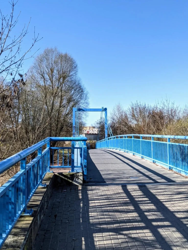 Blaue Fußgängerbrücke über die Havel in Oranienburg
