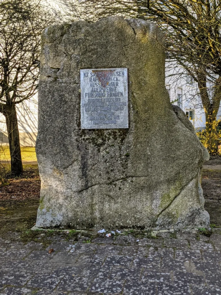 Findling mit Gedenktafel für das KZ-Außenlager der Auer-Werke an der Lehnitzstraße in Oranienburg