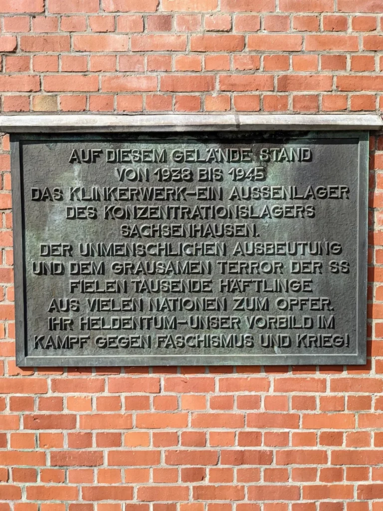 Gedenktafel für das KZ-Außenlager Klinkerwerk an einer Backsteinwand in Oranienburg