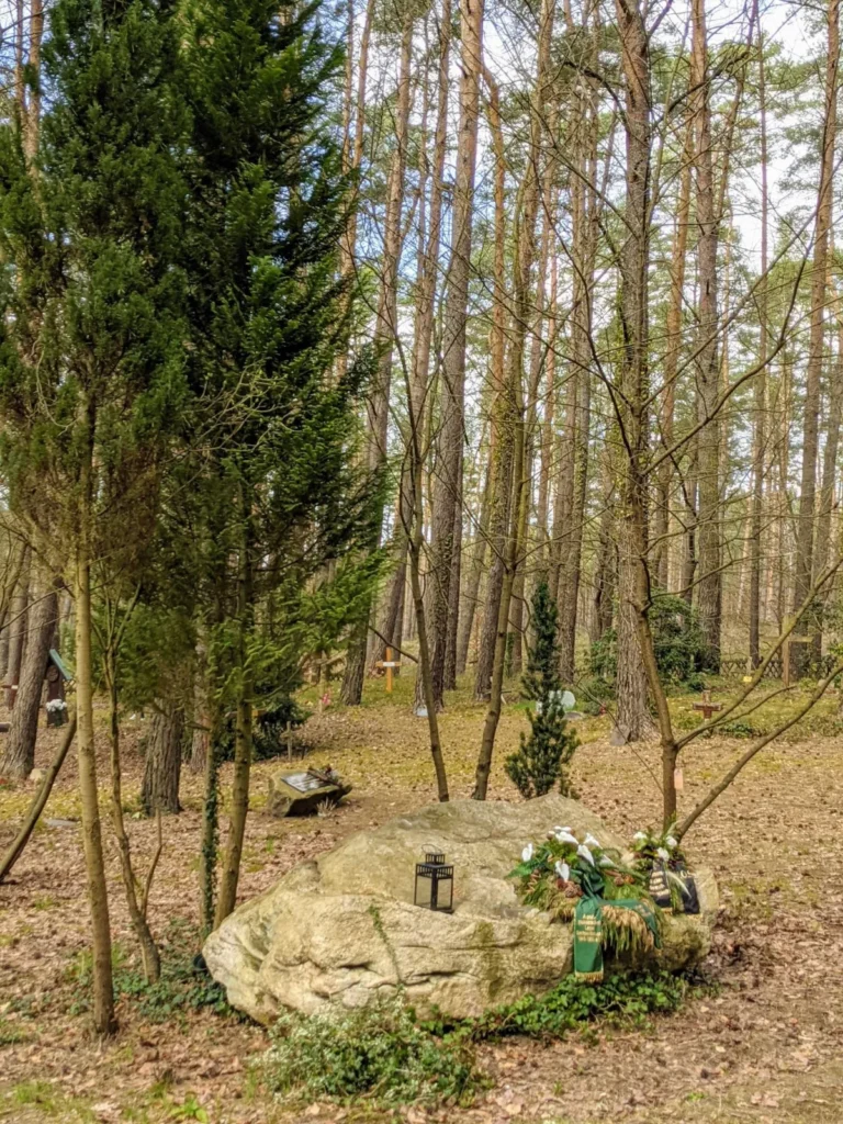 Gedenkstein am Gräberfeld des sowjetischen Speziallagers im Schmachtenhagener Forst