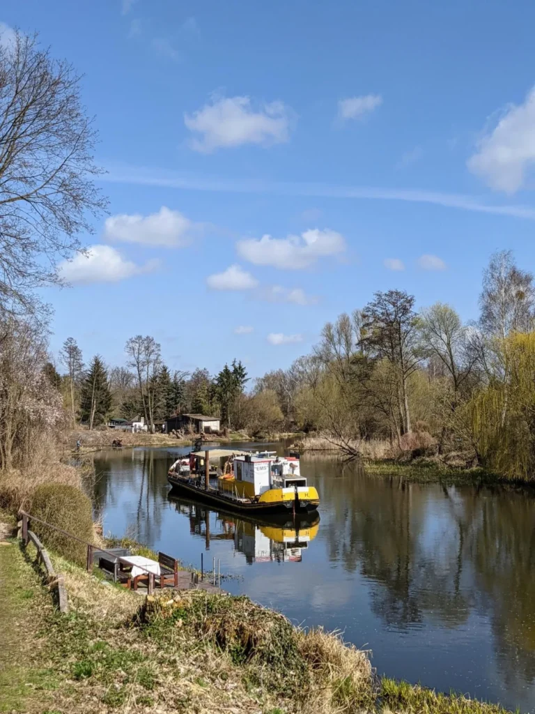 Havel zwischen Oranienburg und Sachsenhausen mit einem Hausboot am Ufer