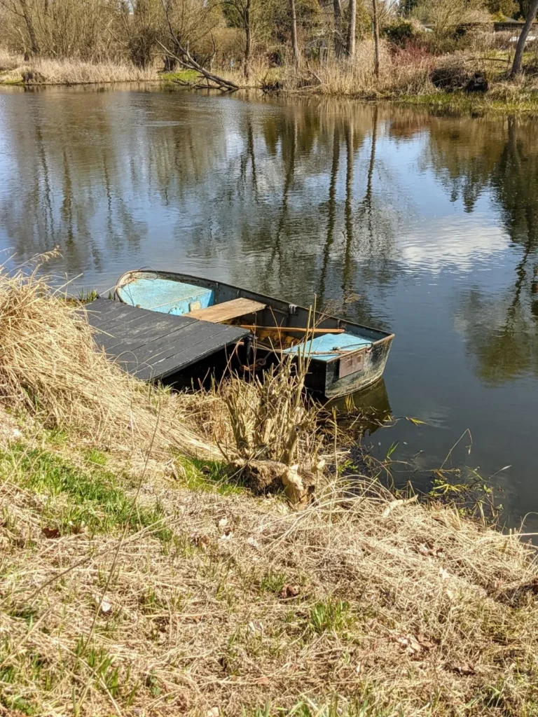 Kleine Boote am Havelufer zwischen Oranienburg und Sachsenhausen