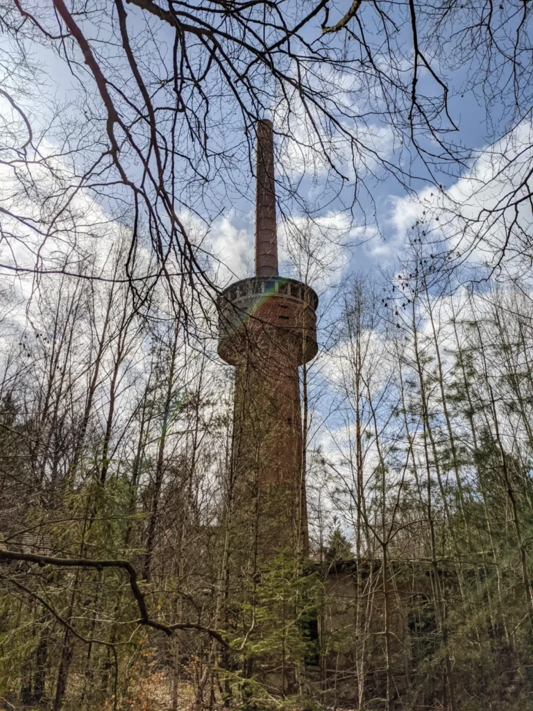 Hochbehälterschornstein der Heilstätte Grabowsee zwischen kahlen Bäumen