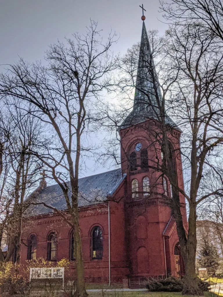 Katholische Kirche Herz Jesu aus rotem Backstein in Oranienburg