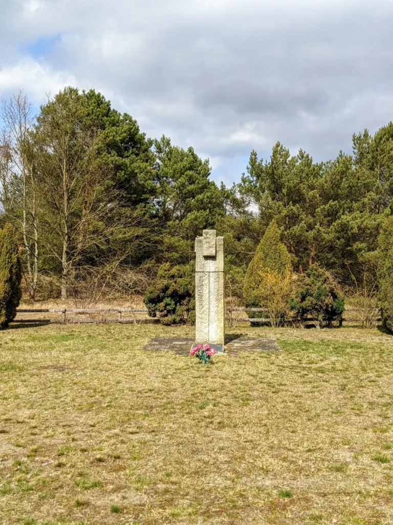 Gedenkstele am Massengrab An der Düne in Oranienburg