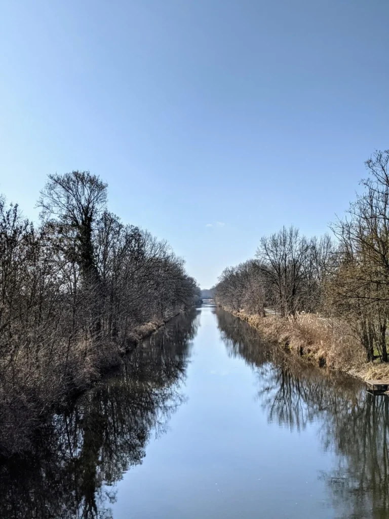 Oranienburger Kanal zwischen kahlen Bäumen an der Kremmener Straße