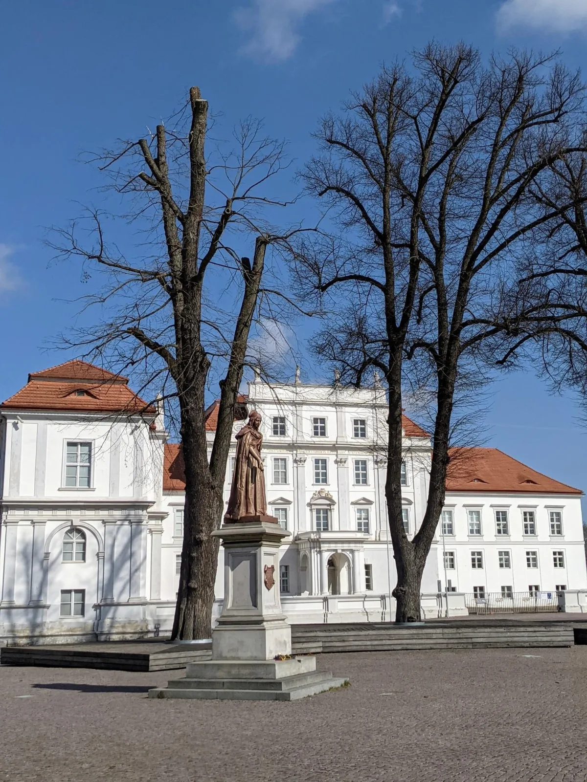 Schloss Oranienburg mit dem Denkmal der Kurfürstin Louise Henriette auf dem Schlossplatz