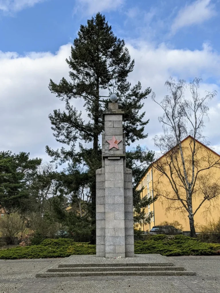 Obelisk mit rotem Stern auf dem sowjetischen Ehrenfriedhof an der Bernauer Straße in Oranienburg