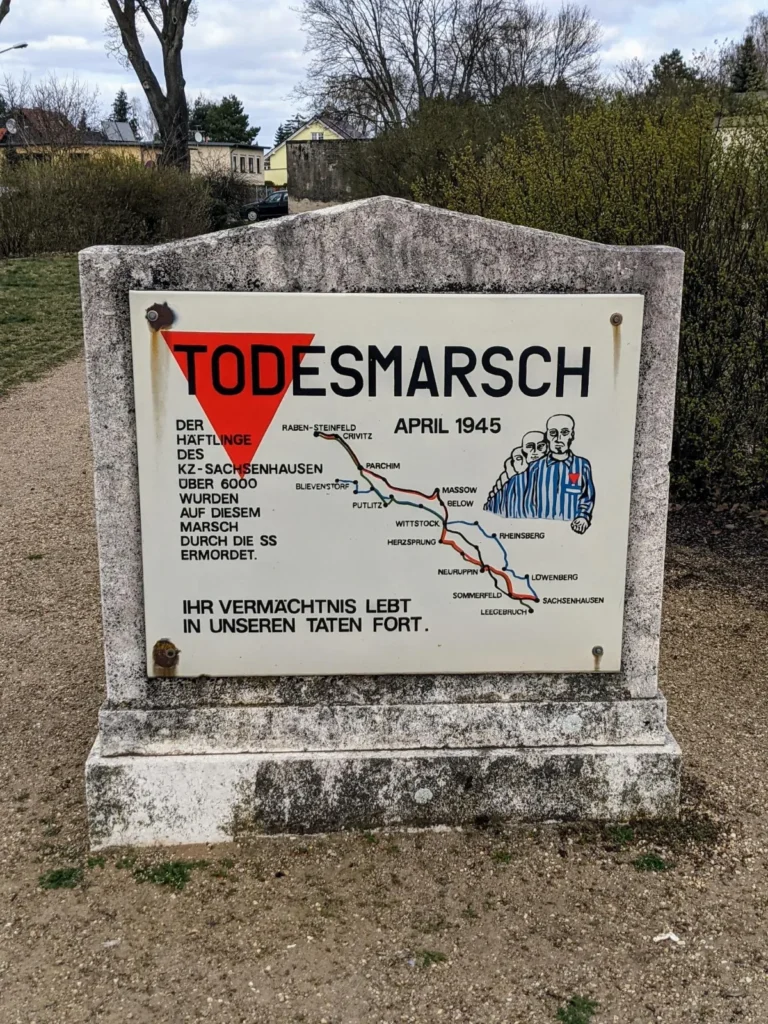 Gedenktafel Todesmarsch April 1945 an der Straße der Einheit in Oranienburg