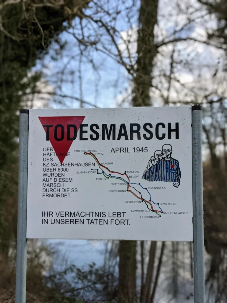Gedenktafel Todesmarsch April 1945 am Wehr in Sachsenhausen