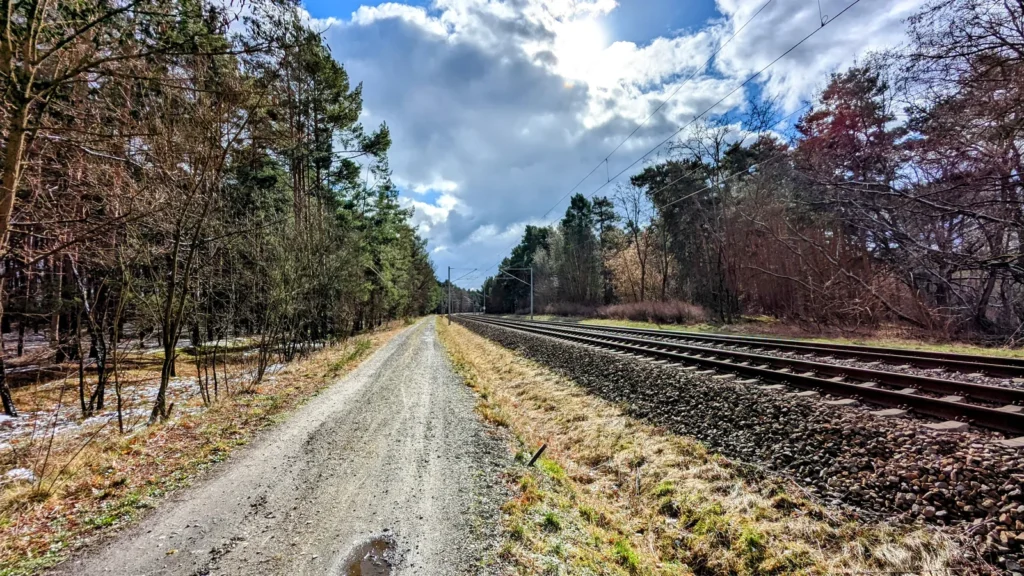 Schotterweg neben einer Bahnstrecke am Pätzer Hintersee