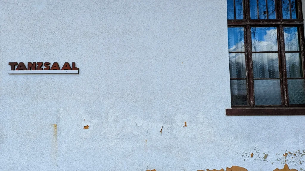 Schriftzug Tanzsaal an einem Gebäude in Pätz