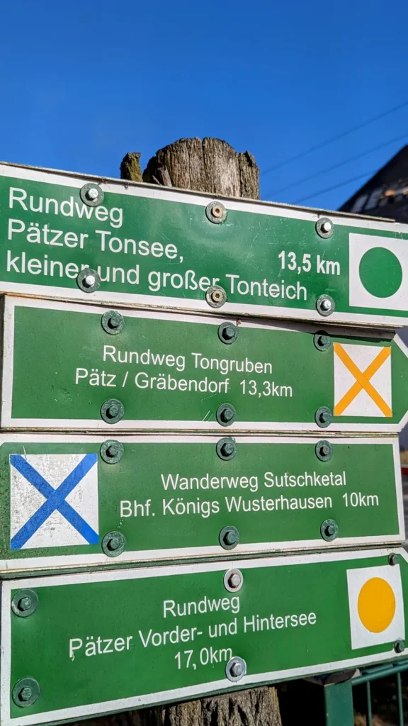 Wegweiser am Start der Tour mit Rundwegen um die Pätzer Seen
