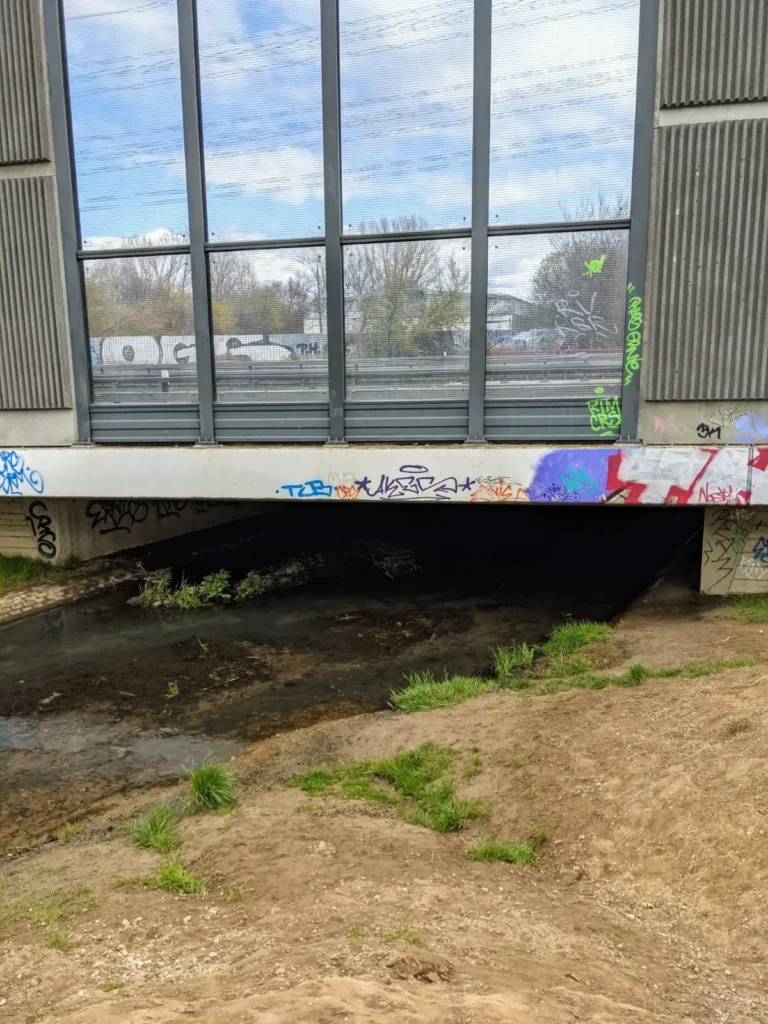 Glaswand über der Panke an der A 10 in Buch