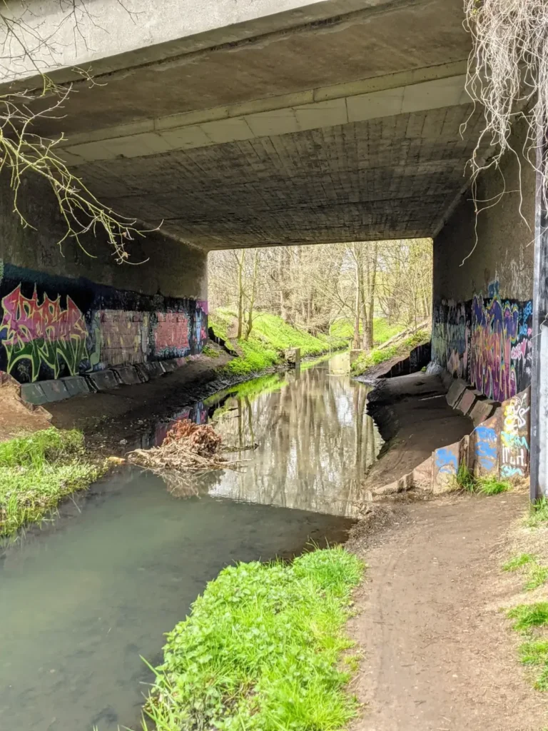 Unterführung der A 10 über die Panke mit Graffiti an den Wänden bei Buch