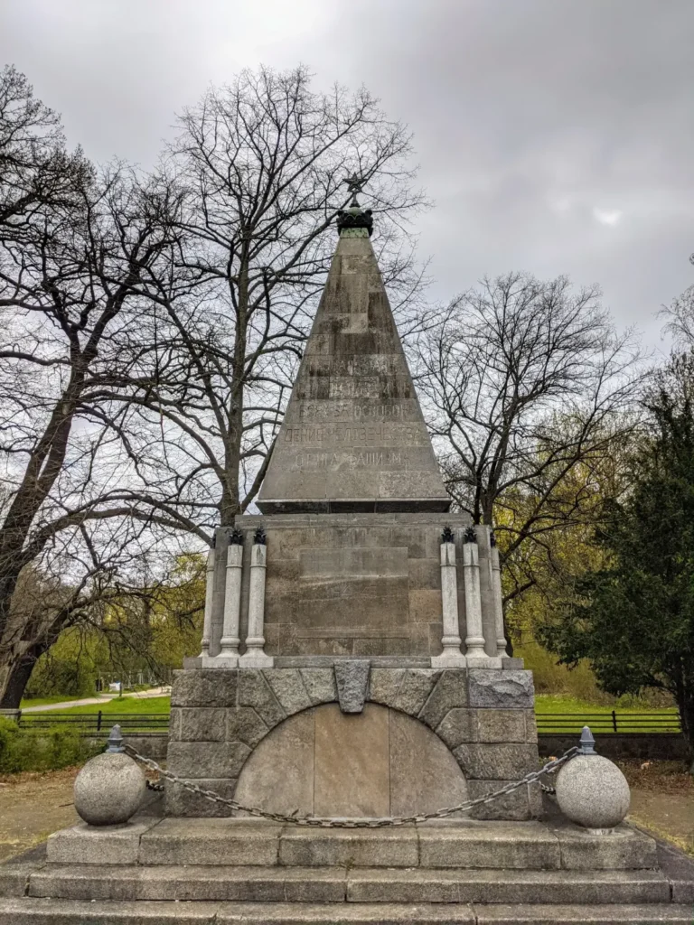 Sowjetisches Ehrenmal im Schlosspark Buch, eine Pyramide aus Stein