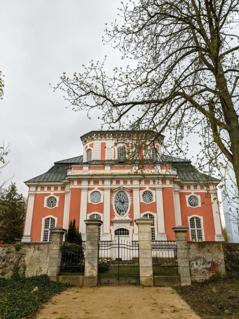 Schlosskirche Buch mit roter Fassade und Eingangstor