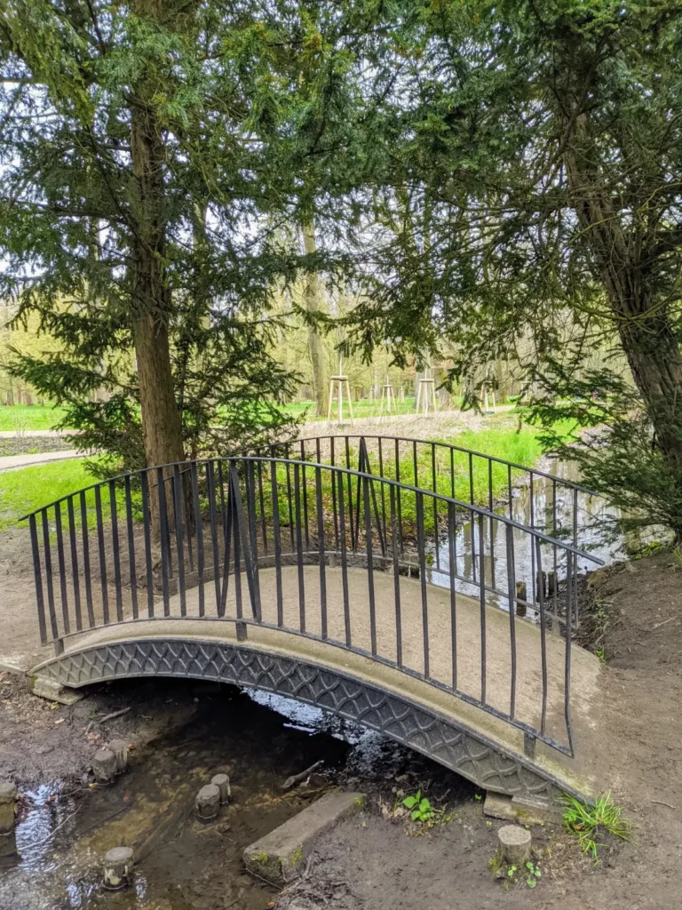 Eiserne Brücke über den Werkgraben im Schlosspark Buch