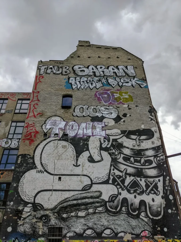Brandwand mit Graffiti an der Walter-Nicklitz-Promenade in Gesundbrunnen