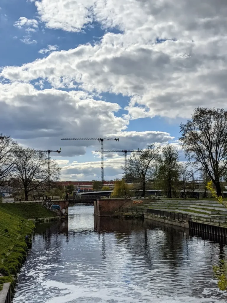 Kanal an der Kieler Brücke in Berlin-Mitte mit Kränen im Hintergrund