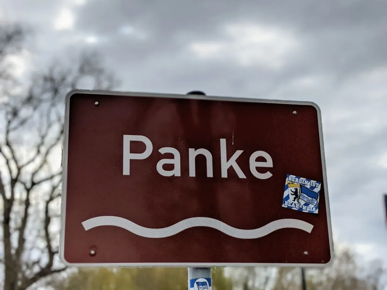 Braunes Schild „Panke“ mit Wellenlinie an der Börnicker Chaussee in Bernau