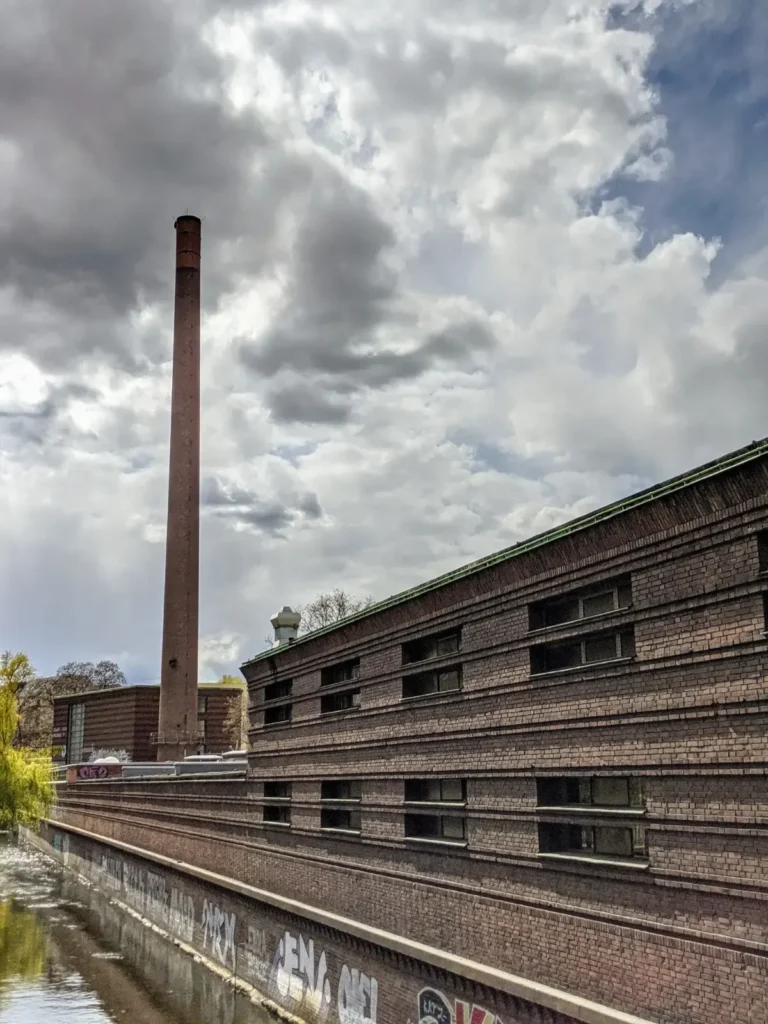 Backsteinhalle mit Schornstein an der Uferstraße in Gesundbrunnen