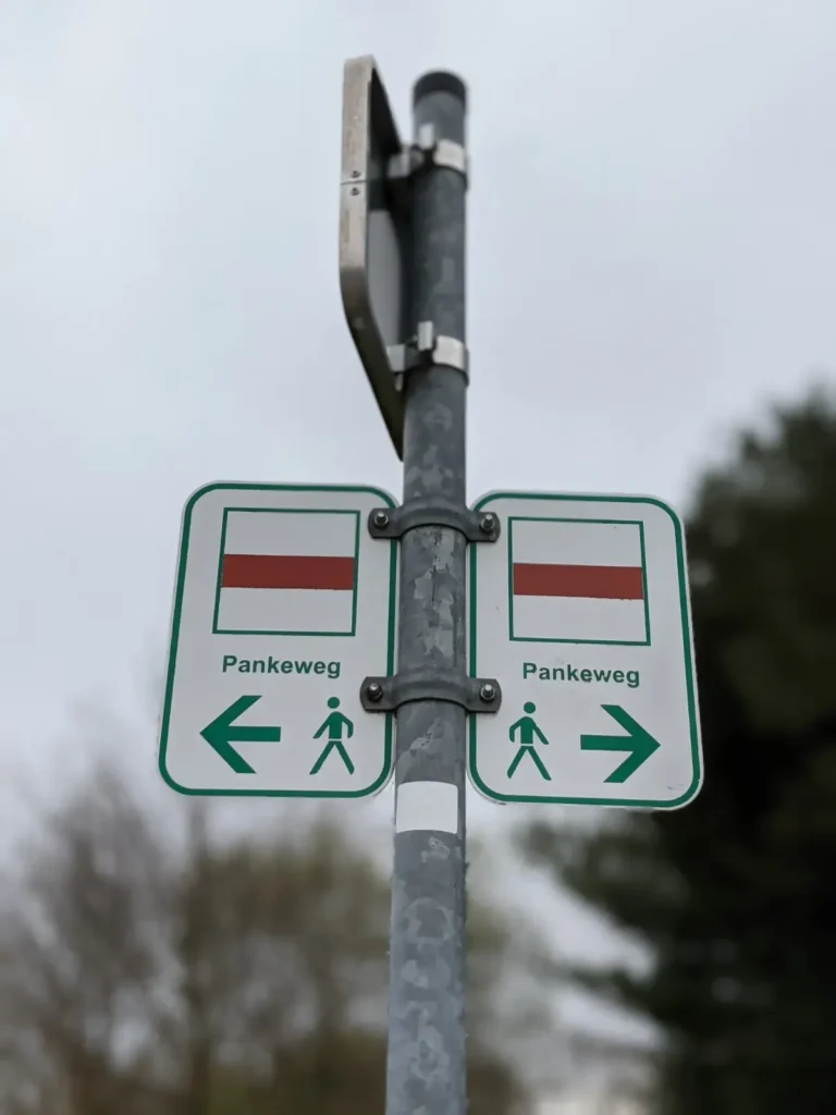 Wegweiser „Pankeweg“ mit Richtungspfeilen in Zepernick