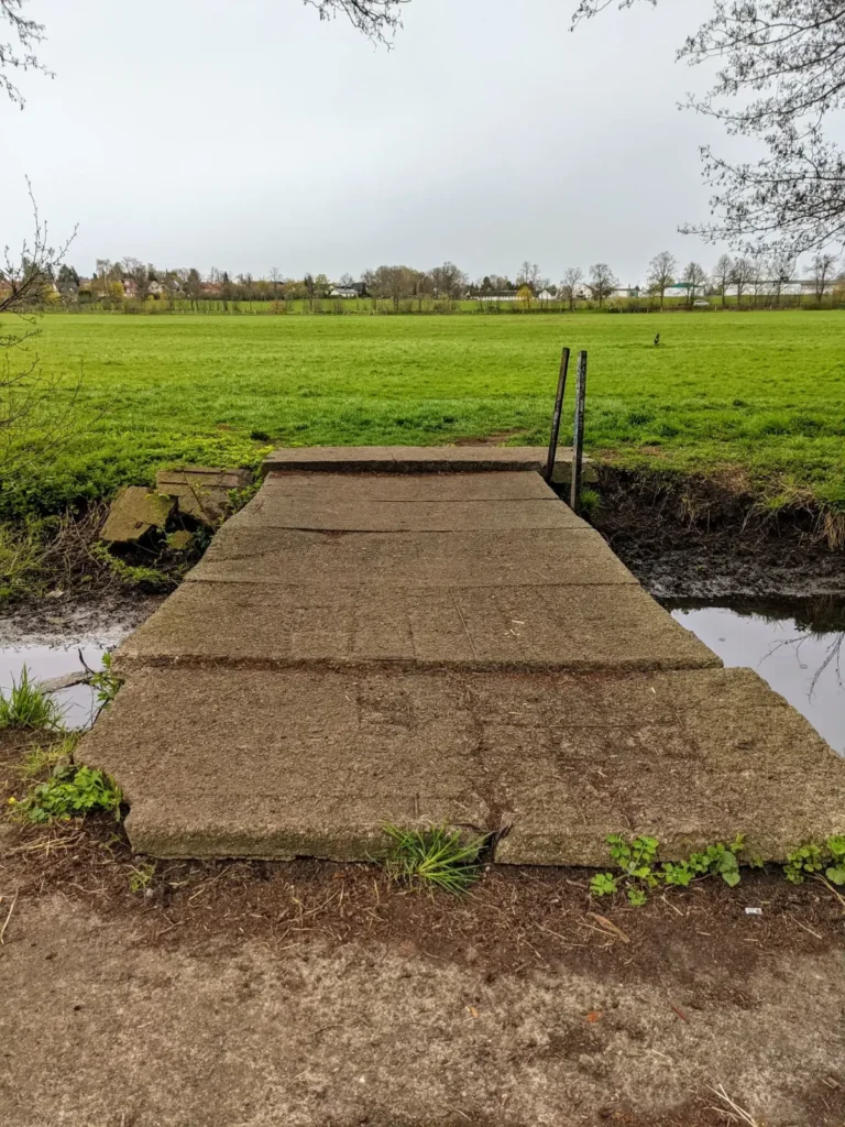 Betonsteg über einen Graben der Panke auf einer Wiese in Zepernick