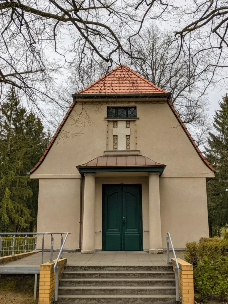 Friedhofskapelle mit rotem Ziegeldach auf dem Neuen Friedhof in Zepernick