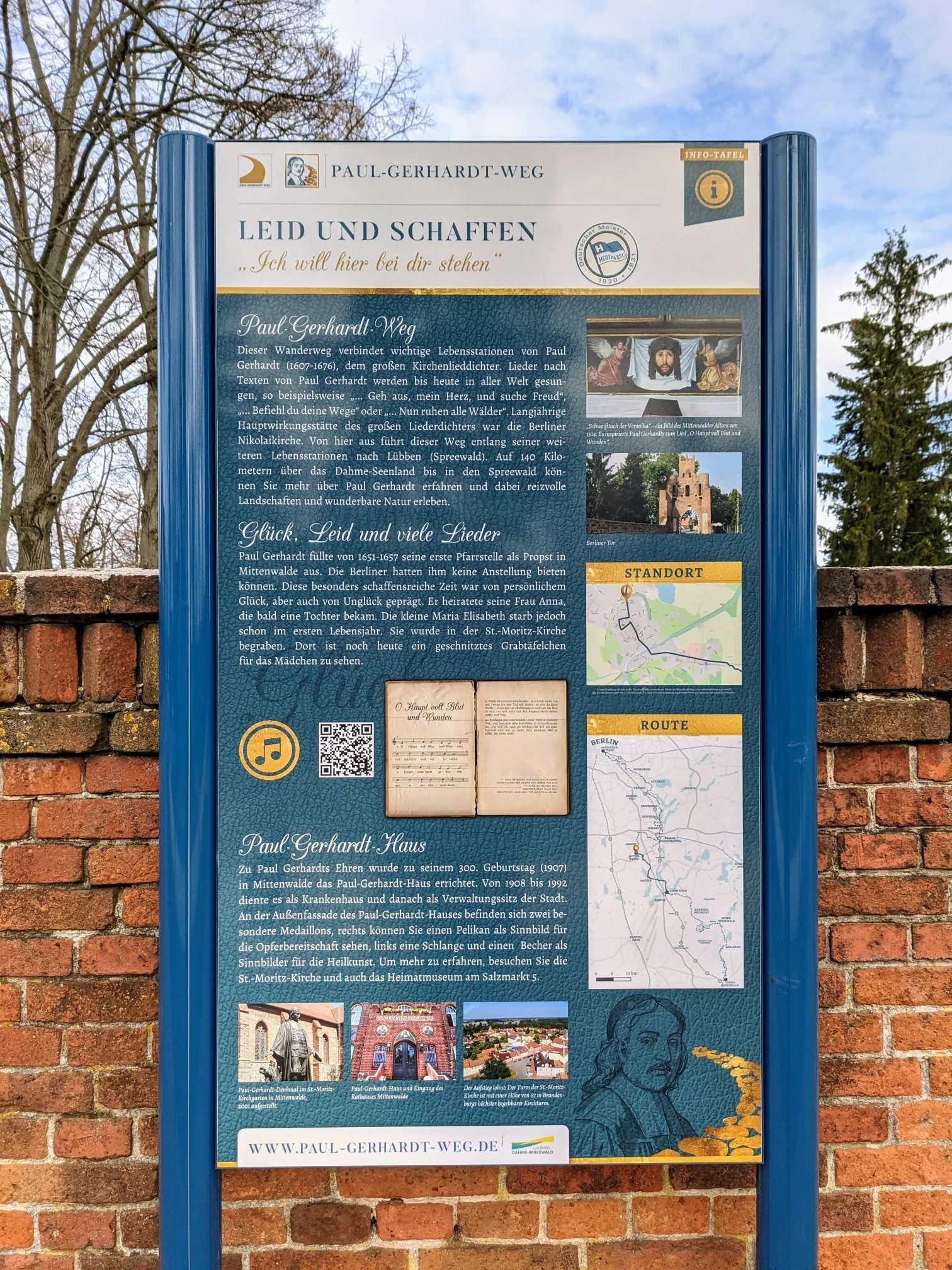 Infotafel Leid und Schaffen des Paul-Gerhardt-Wegs vor einer Backsteinmauer