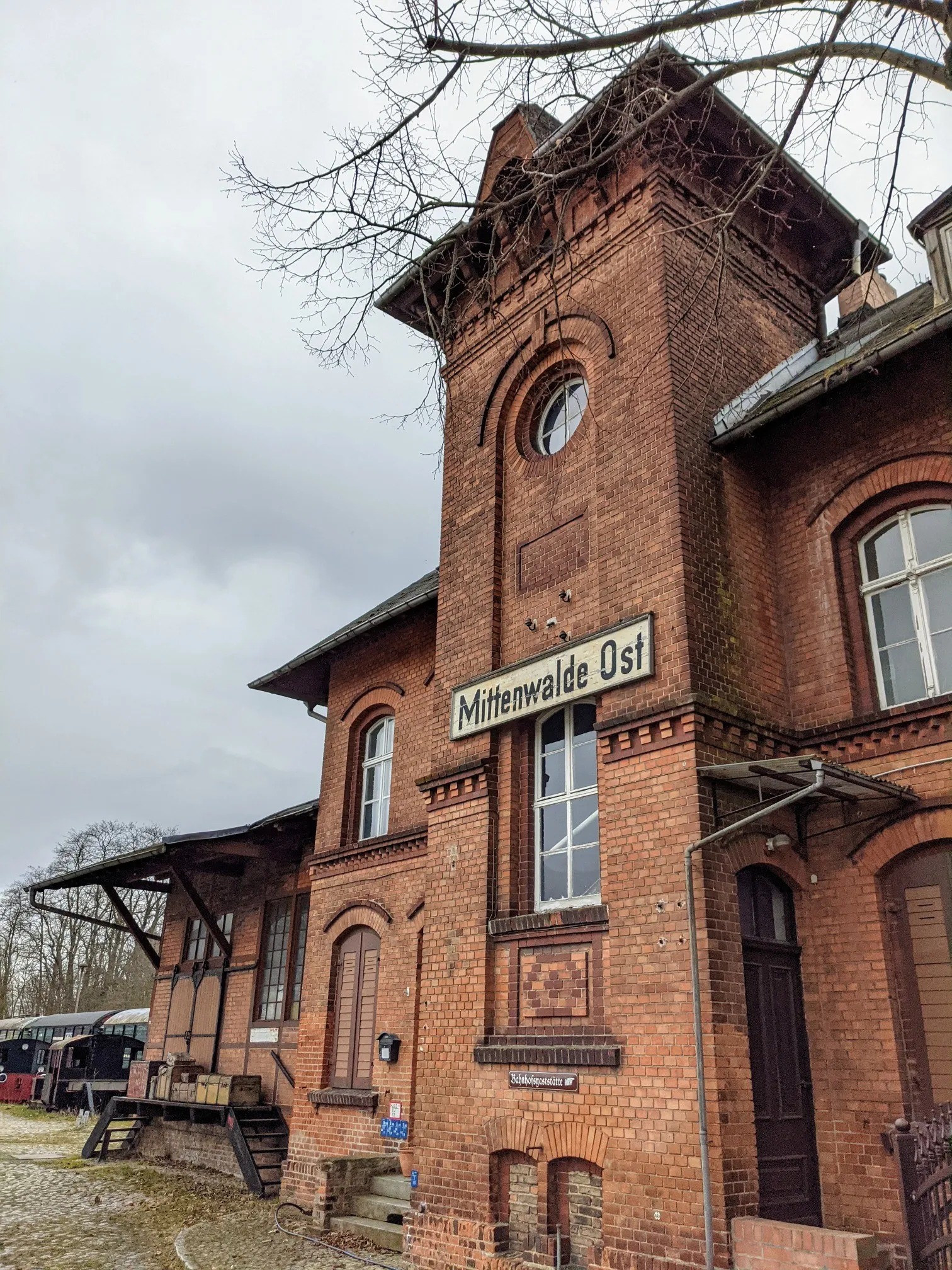 Backsteingebäude mit Turm und Schild „Mittenwalde Ost“