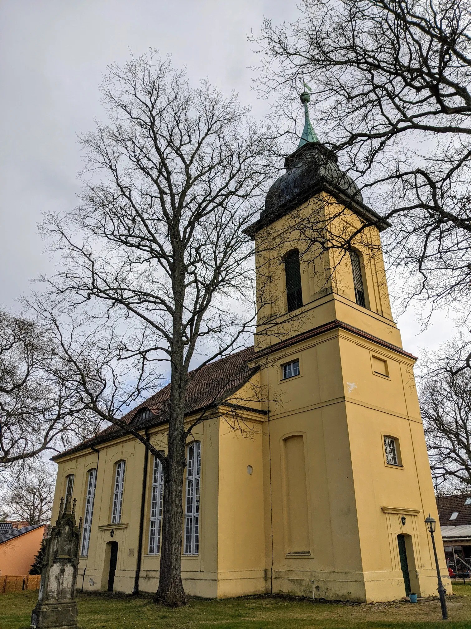 Gelbe Dorfkirche mit Haubenturm