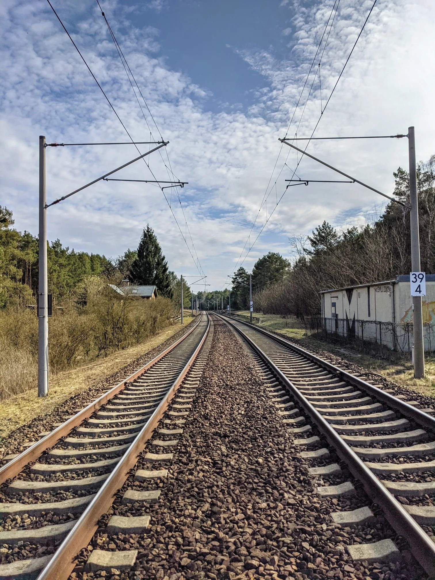 Zweigleisige Bahnstrecke mit Oberleitung
