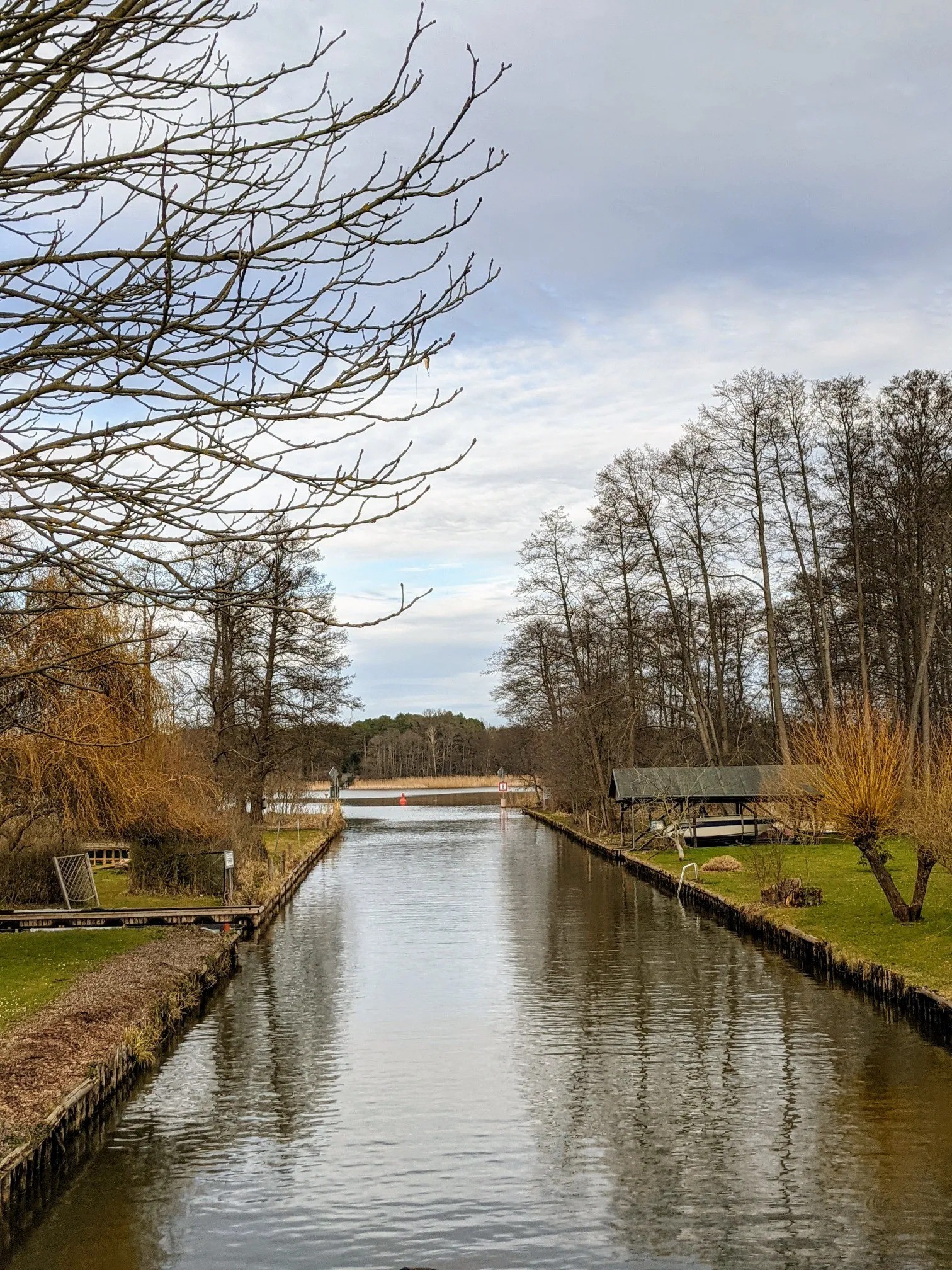 Schmaler Kanal mit einem Bootshaus am Ufer