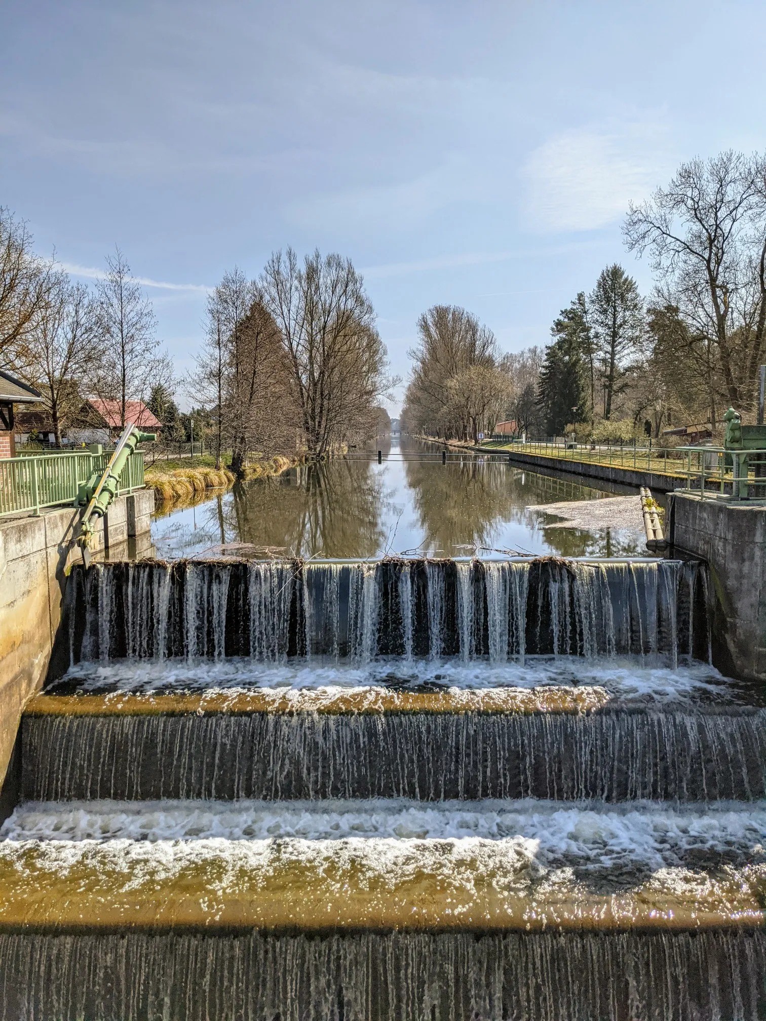 Wehr mit Stufen und ruhigem Kanal dahinter