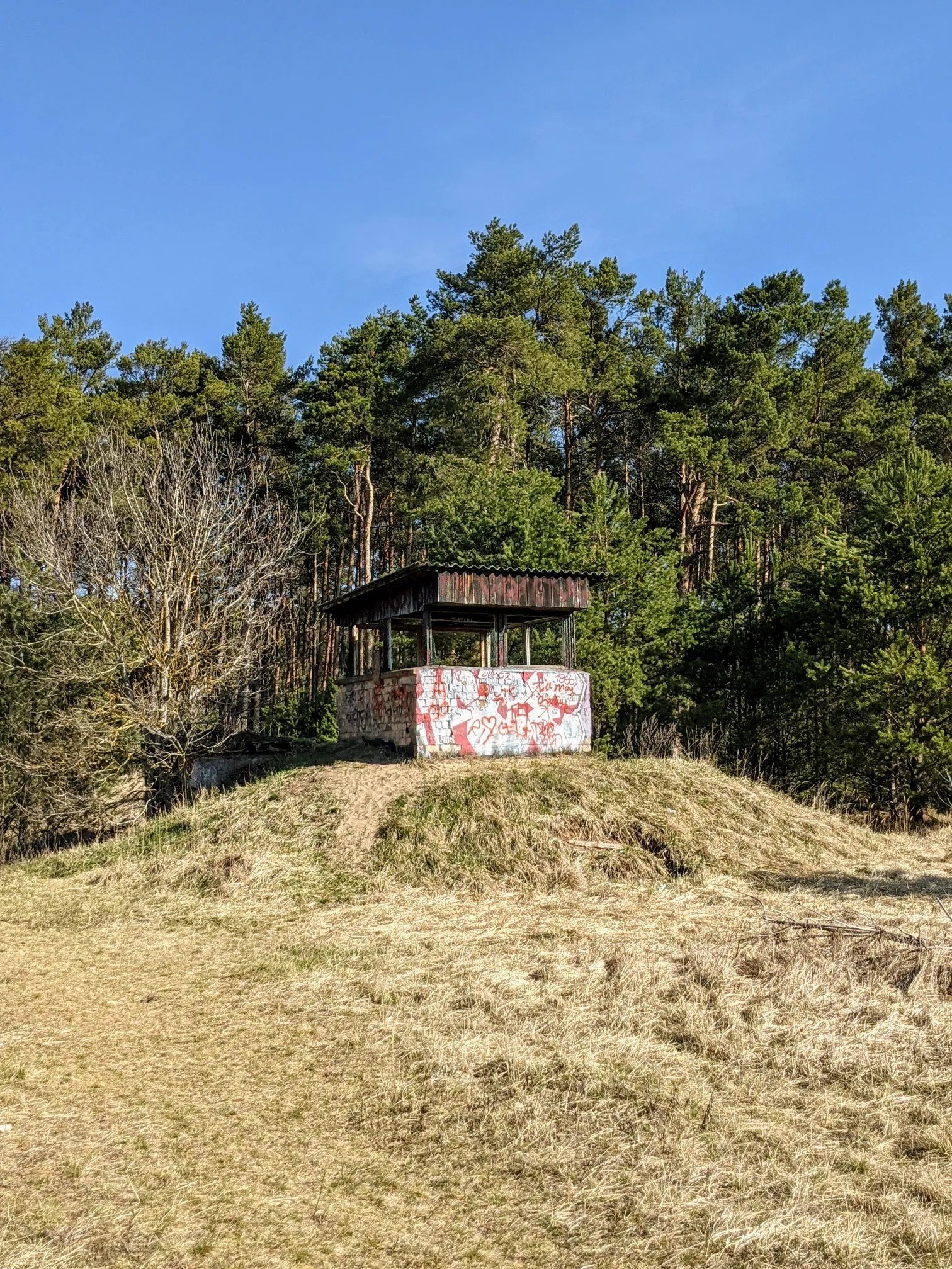 Kleiner bemalter Holzunterstand auf einem Hügel