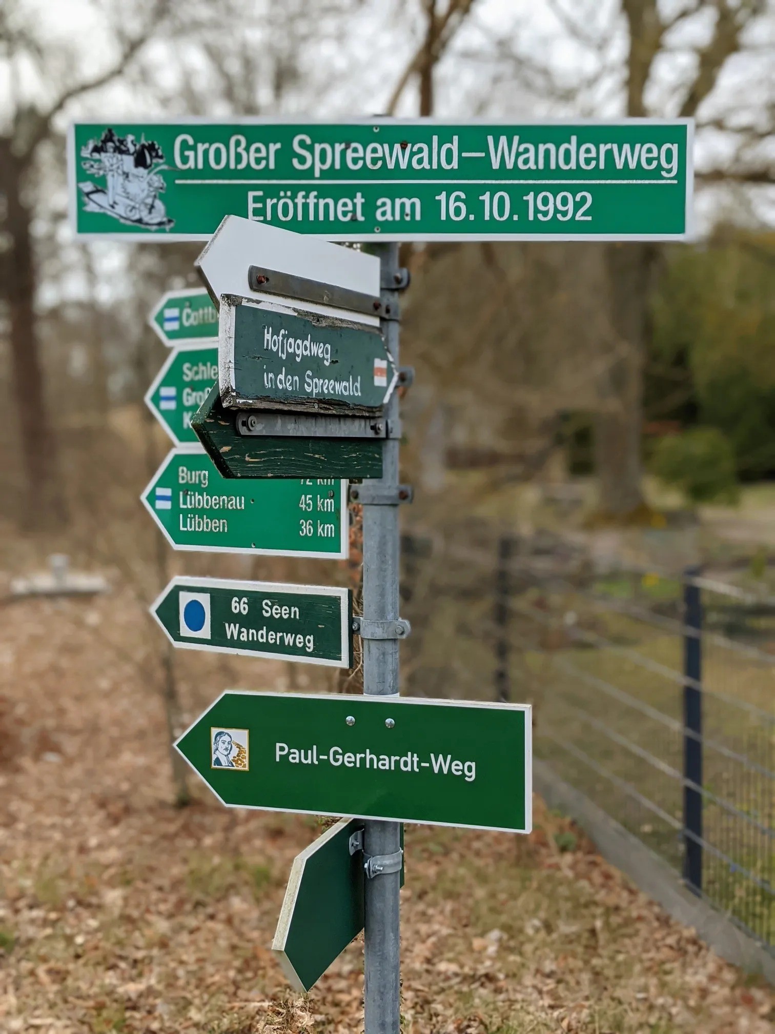 Wegweiserbündel mit Schildern „Großer Spreewald-Wanderweg“, „66 Seen Wanderweg“ und „Paul-Gerhardt-Weg“
