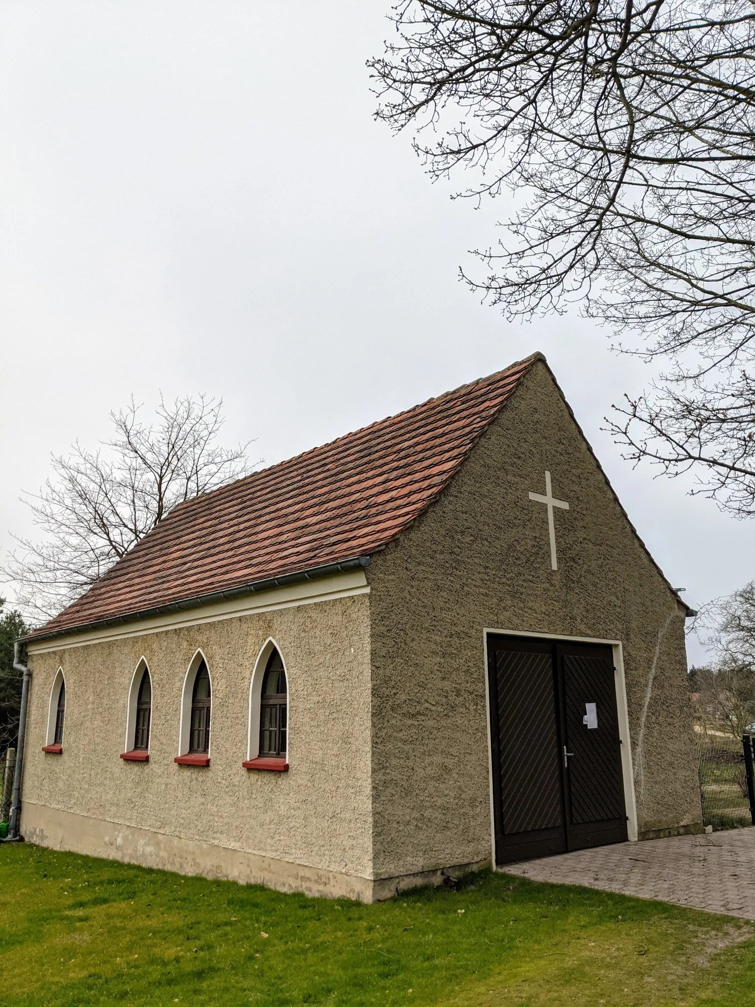 Kleine Kapelle mit Kreuz und spitzbogigen Fenstern