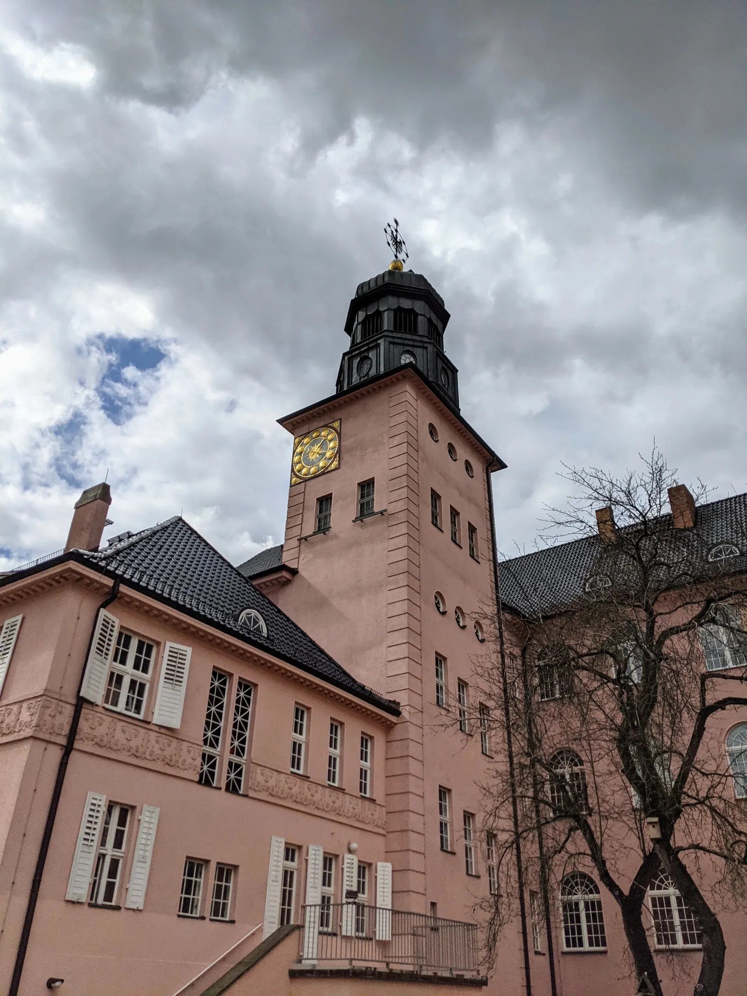 Rosa Gebäude mit Uhrenturm