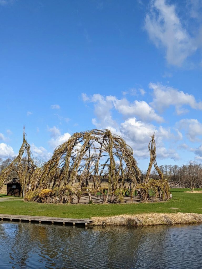 Kuppel aus Weidenruten an einem Teich