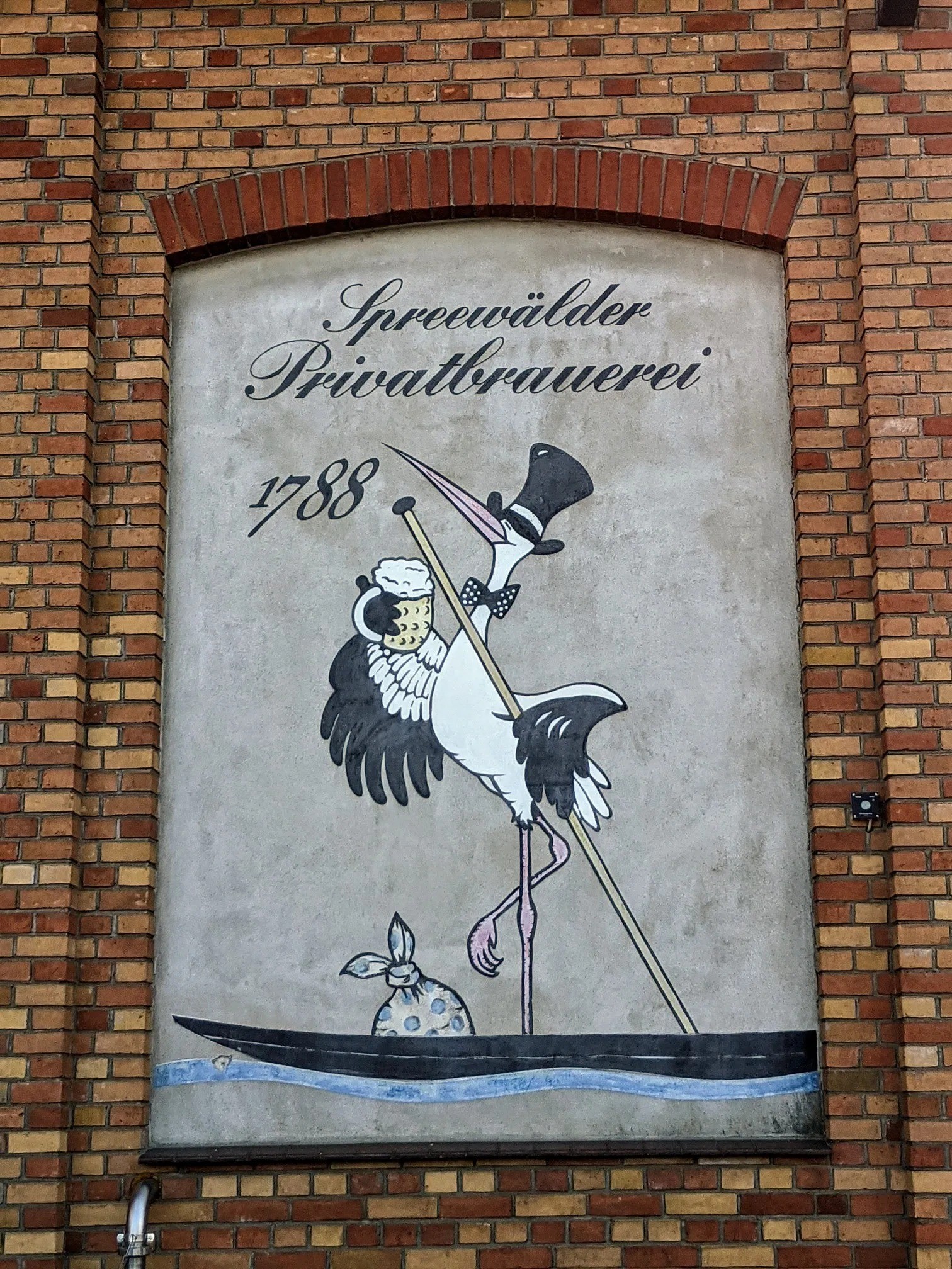 Wandbild mit Storch auf einem Kahn und dem Schriftzug „Spreewälder Privatbrauerei“
