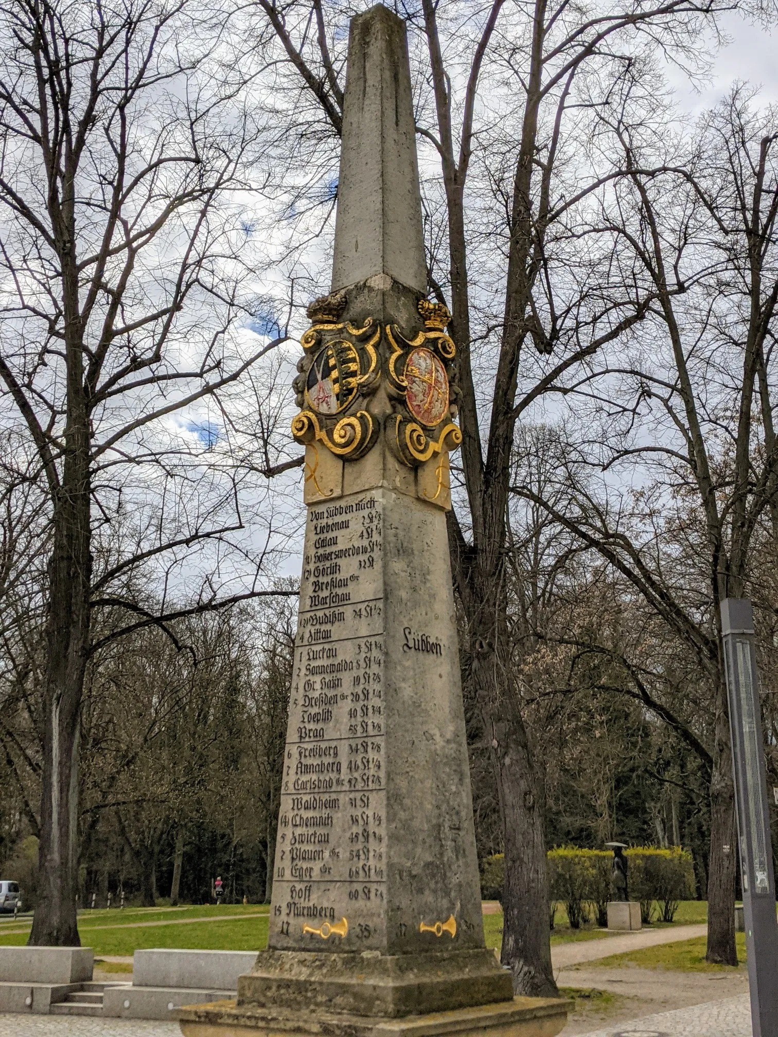 Postmeilensäule mit Wappen und der Aufschrift „Lübben“