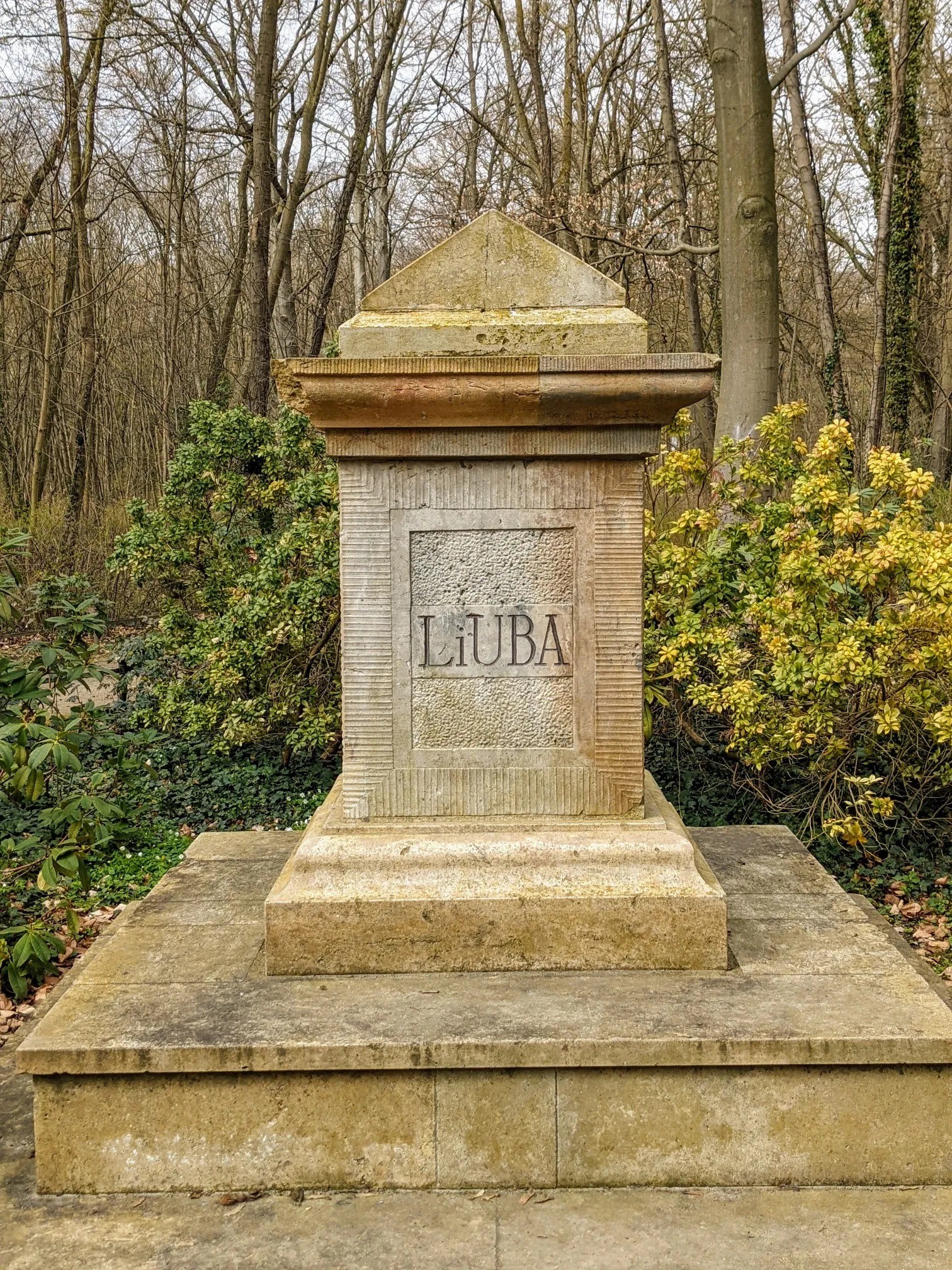 Sandsteinsockel mit der Inschrift „LiUBA“ im Wald