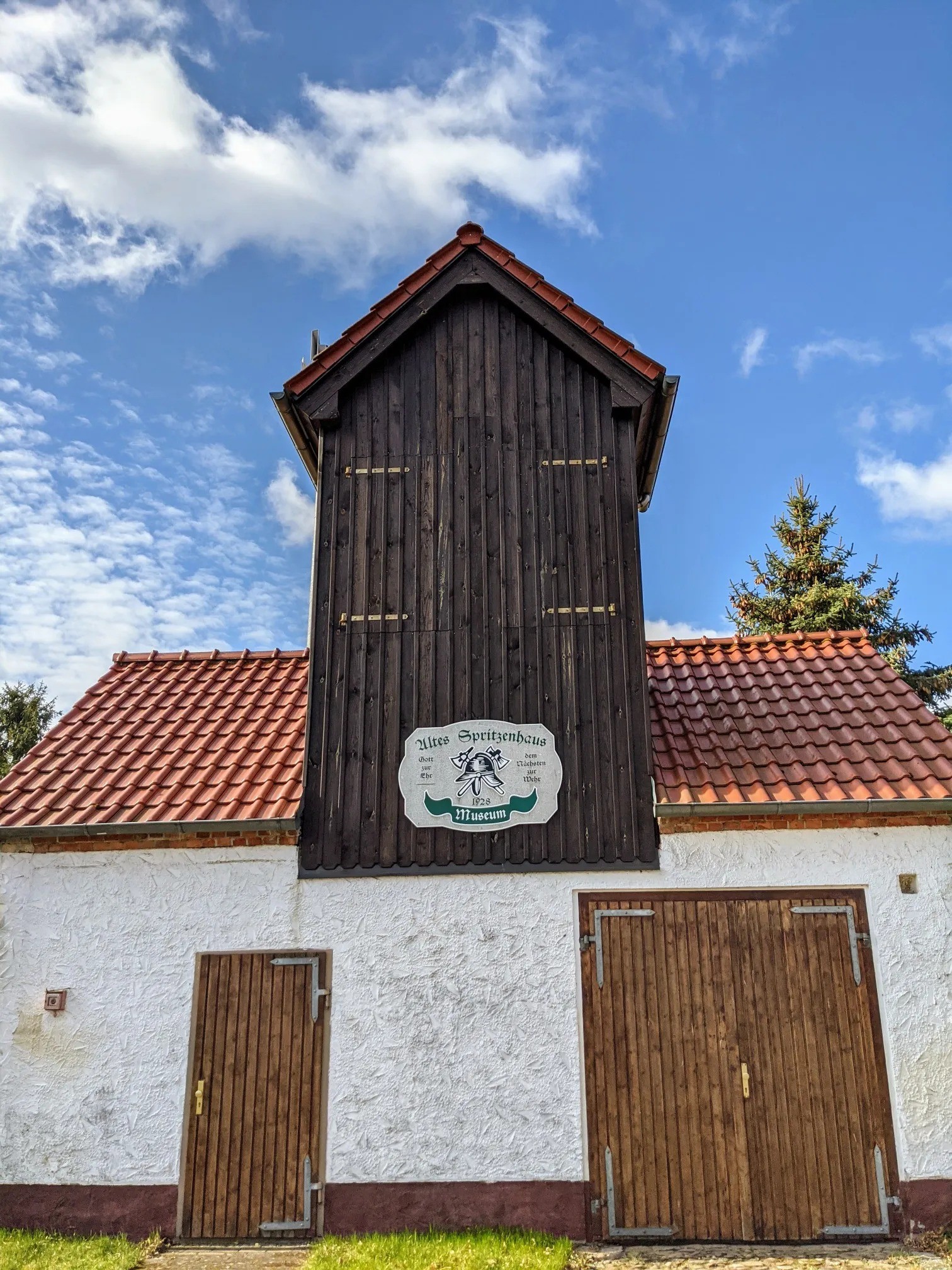 Altes Spritzenhaus mit Holzturm