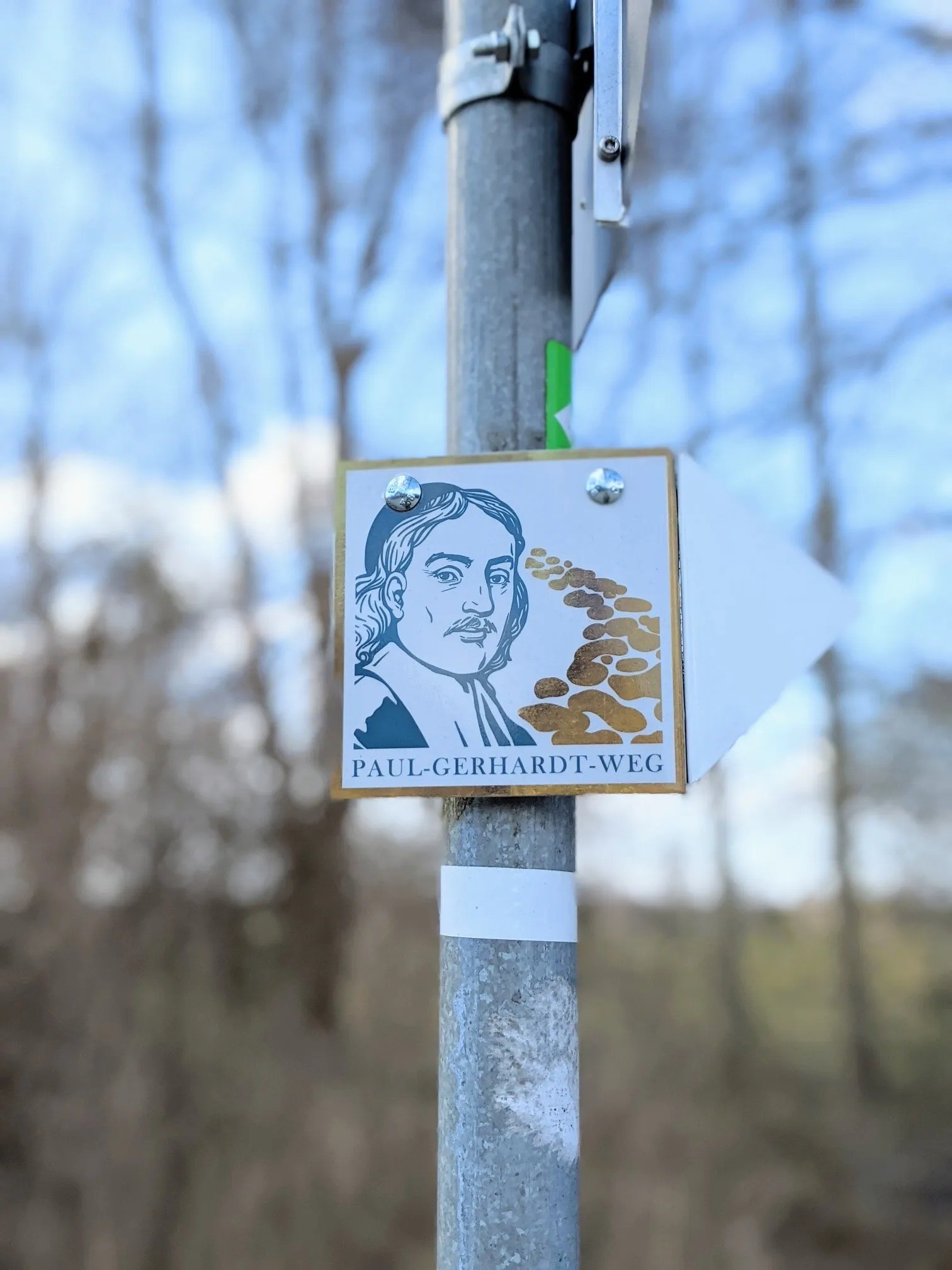 Wegzeichen mit Porträt und der Aufschrift „Paul-Gerhardt-Weg“